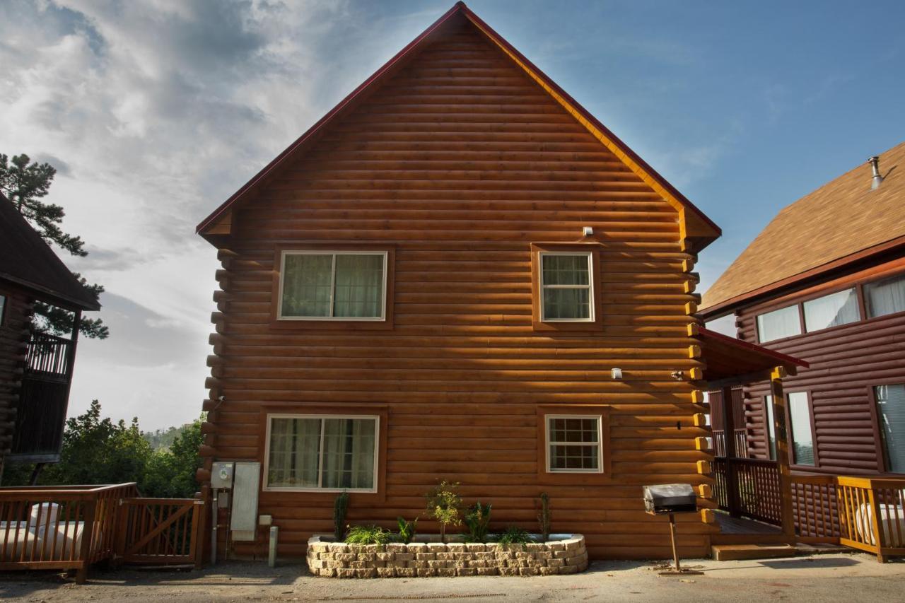 Cozy 2Br Cabin Wviews, Hot Tub, Game Room, Pool Access, Near Dollywood Free Ticket Daily! Holiday home Sevierville