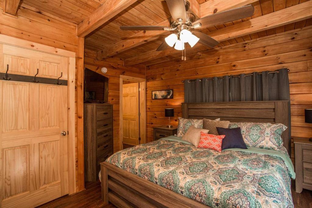 Cozy 2Br Cabin Wviews, Hot Tub, Game Room, Pool Access, Near Dollywood Free Ticket Daily!