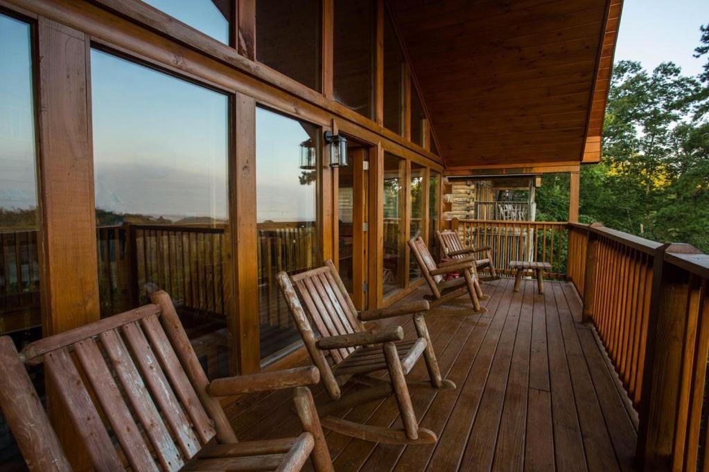Holiday home Cozy 2Br Cabin Wviews, Hot Tub, Game Room, Pool Access, Near Dollywood Free Ticket Daily! Sevierville