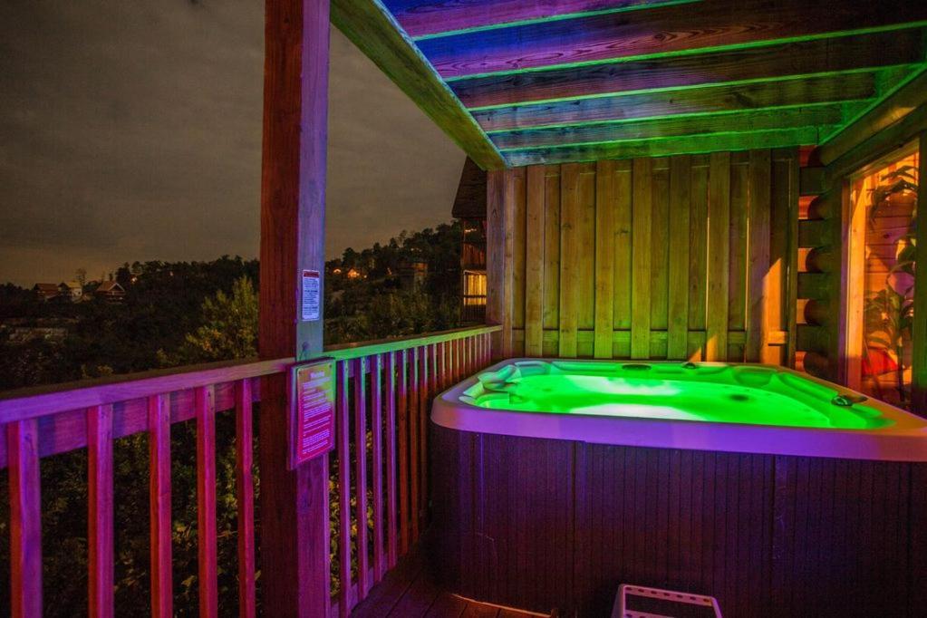 Cozy 2Br Cabin Wviews, Hot Tub, Game Room, Pool Access, Near Dollywood Free Ticket Daily! Holiday home