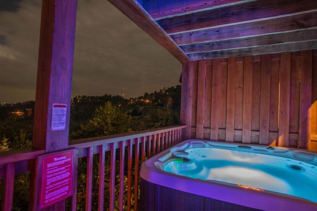 Cozy 2Br Cabin Wviews, Hot Tub, Game Room, Pool Access, Near Dollywood Free Ticket Daily! Holiday home