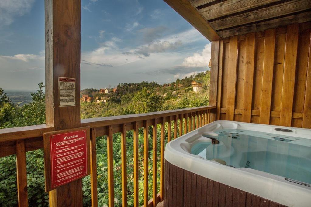 Cozy 2Br Cabin Wviews, Hot Tub, Game Room, Pool Access, Near Dollywood Free Ticket Daily! * Sevierville