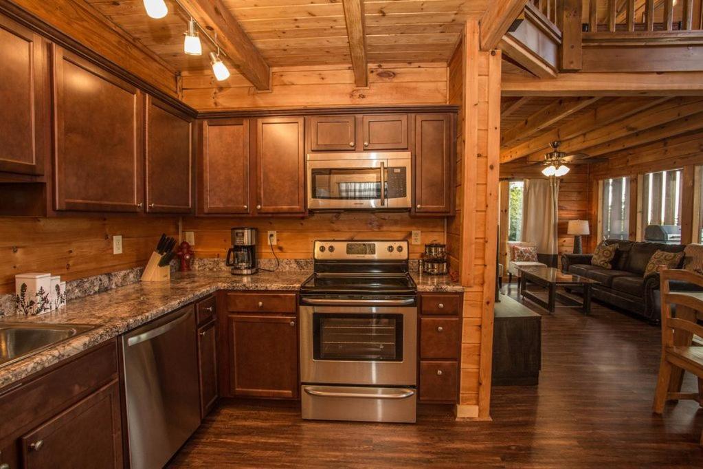 Cozy 2Br Cabin Wviews, Hot Tub, Game Room, Pool Access, Near Dollywood Free Ticket Daily! Holiday home