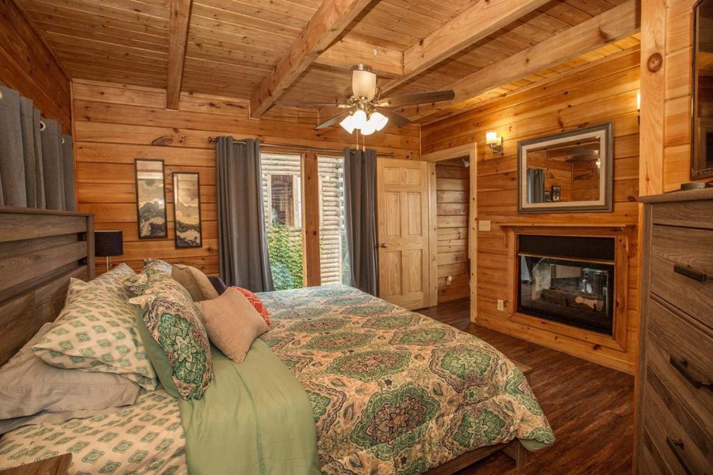 Cozy 2Br Cabin Wviews, Hot Tub, Game Room, Pool Access, Near Dollywood Free Ticket Daily!