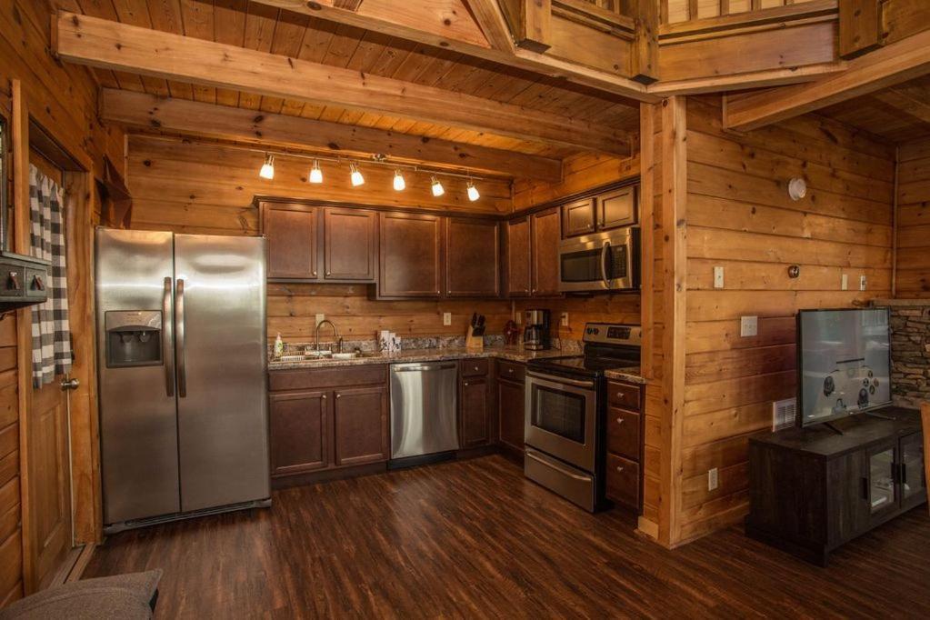 Holiday home Cozy 2Br Cabin Wviews, Hot Tub, Game Room, Pool Access, Near Dollywood Free Ticket Daily!