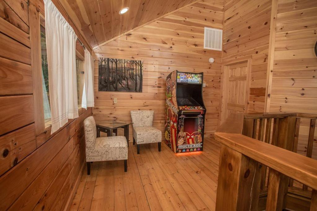 Holiday home Cozy 2Br Cabin Wviews, Hot Tub, Game Room, Pool Access, Near Dollywood Free Ticket Daily! *