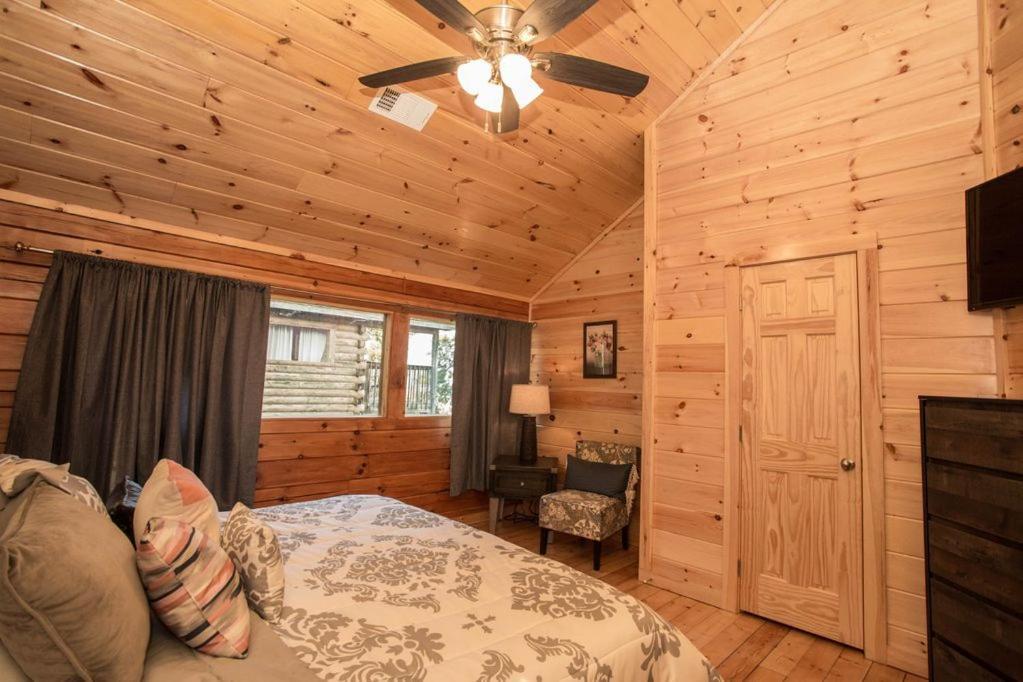 Cozy 2Br Cabin Wviews, Hot Tub, Game Room, Pool Access, Near Dollywood Free Ticket Daily! * Sevierville