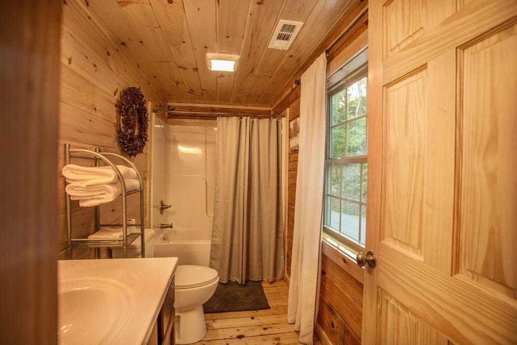 Cozy 2Br Cabin Wviews, Hot Tub, Game Room, Pool Access, Near Dollywood Free Ticket Daily! Holiday home Sevierville