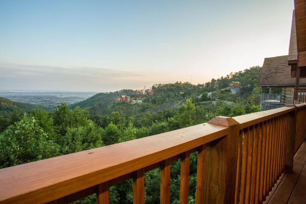 Cozy 2Br Cabin Wviews, Hot Tub, Game Room, Pool Access, Near Dollywood Free Ticket Daily!
