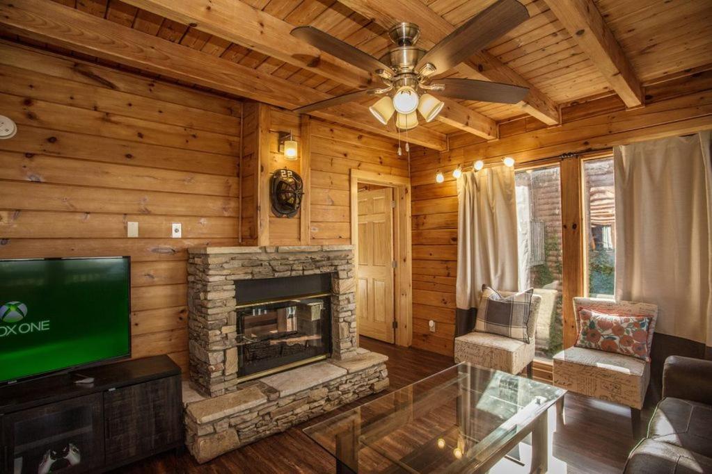 Holiday home Cozy 2Br Cabin Wviews, Hot Tub, Game Room, Pool Access, Near Dollywood Free Ticket Daily! Sevierville