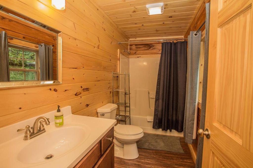 Cozy 2Br Cabin Wviews, Hot Tub, Game Room, Pool Access, Near Dollywood Free Ticket Daily! * Sevierville