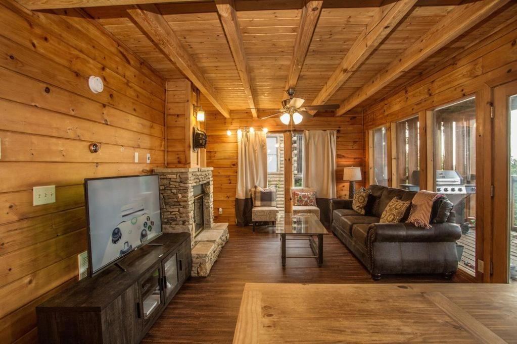 Casa de Férias Cozy 2Br Cabin Wviews, Hot Tub, Game Room, Pool Access, Near Dollywood Free Ticket Daily!