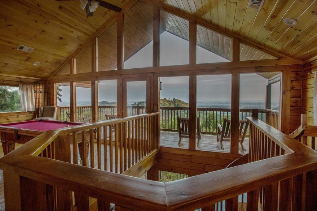 Cozy 2Br Cabin Wviews, Hot Tub, Game Room, Pool Access, Near Dollywood Free Ticket Daily! Casa de Férias Sevierville