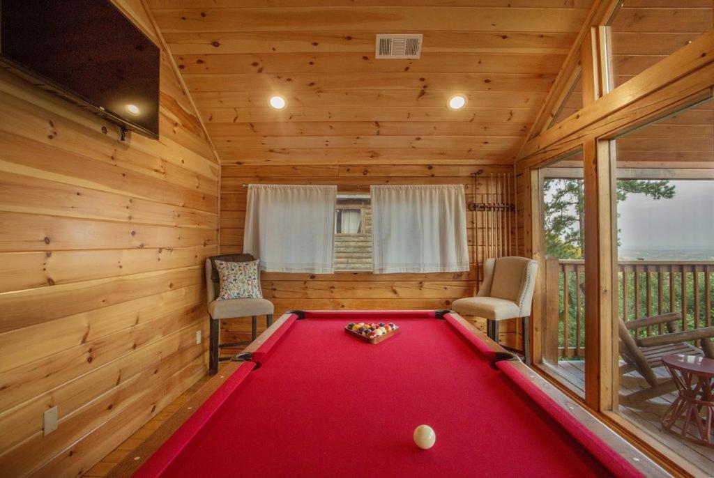 Cozy 2Br Cabin Wviews, Hot Tub, Game Room, Pool Access, Near Dollywood Free Ticket Daily!