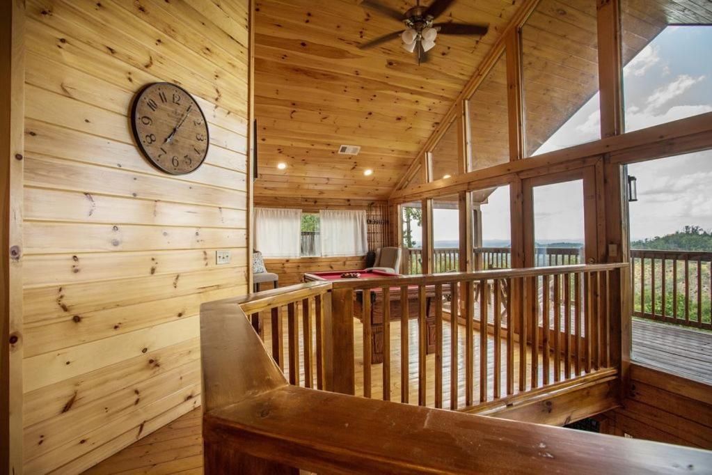 Cozy 2Br Cabin Wviews, Hot Tub, Game Room, Pool Access, Near Dollywood Free Ticket Daily! Casa de Férias Sevierville