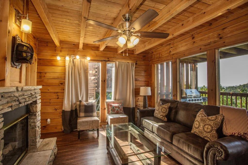 Cozy 2Br Cabin Wviews, Hot Tub, Game Room, Pool Access, Near Dollywood Free Ticket Daily! *